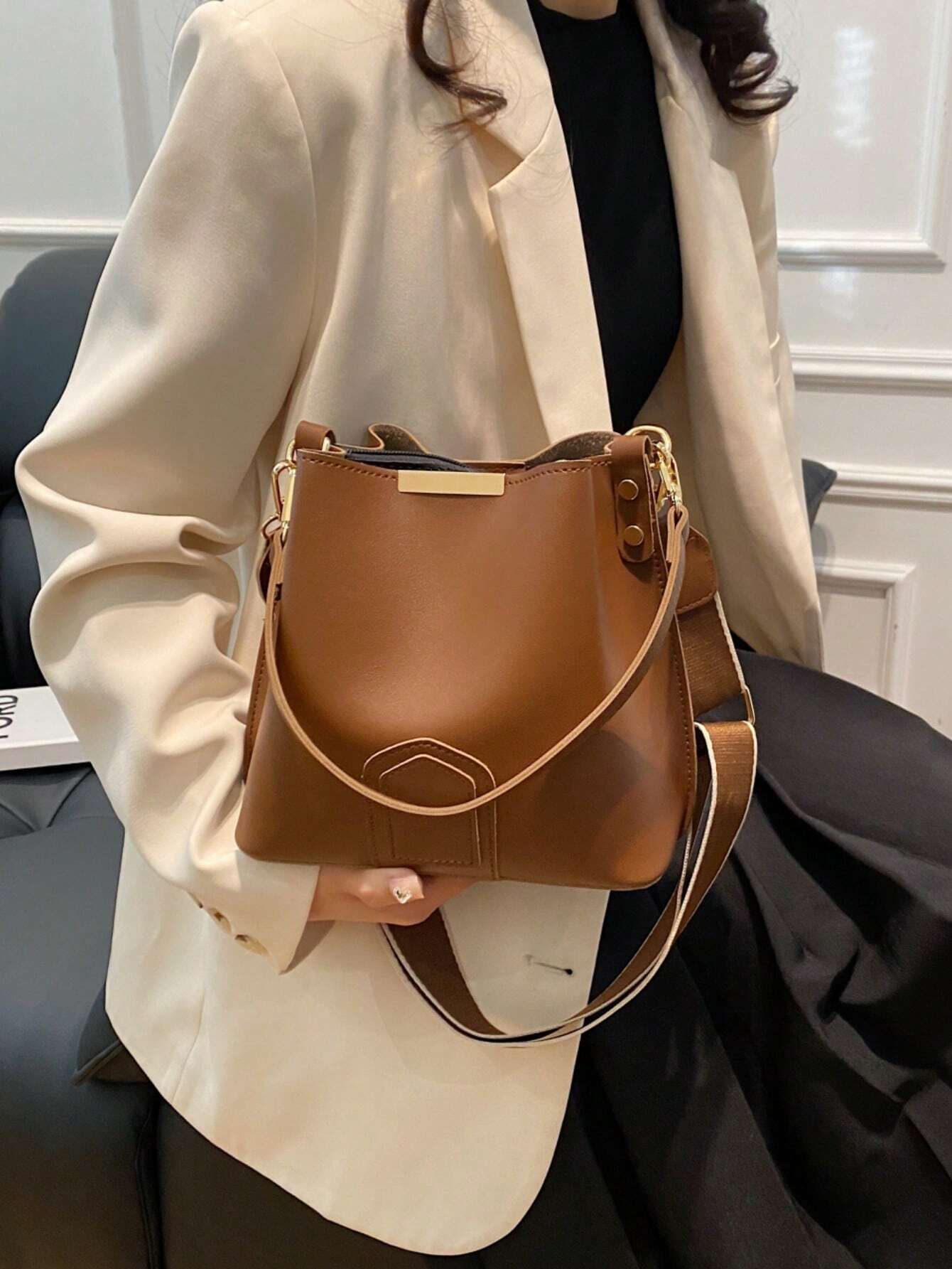 Fashionable & Unique Women's Casual Bucket Bag - Image 5