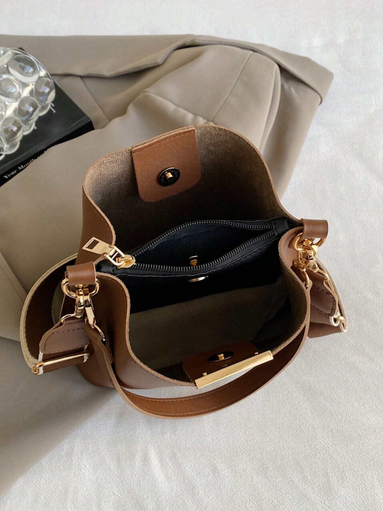 Fashionable & Unique Women's Casual Bucket Bag - Image 4